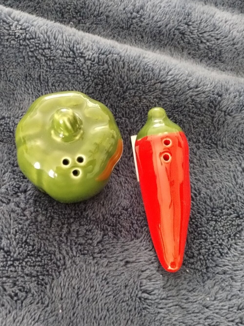 Green pepper & red chili pepper , salt & pepper shakers